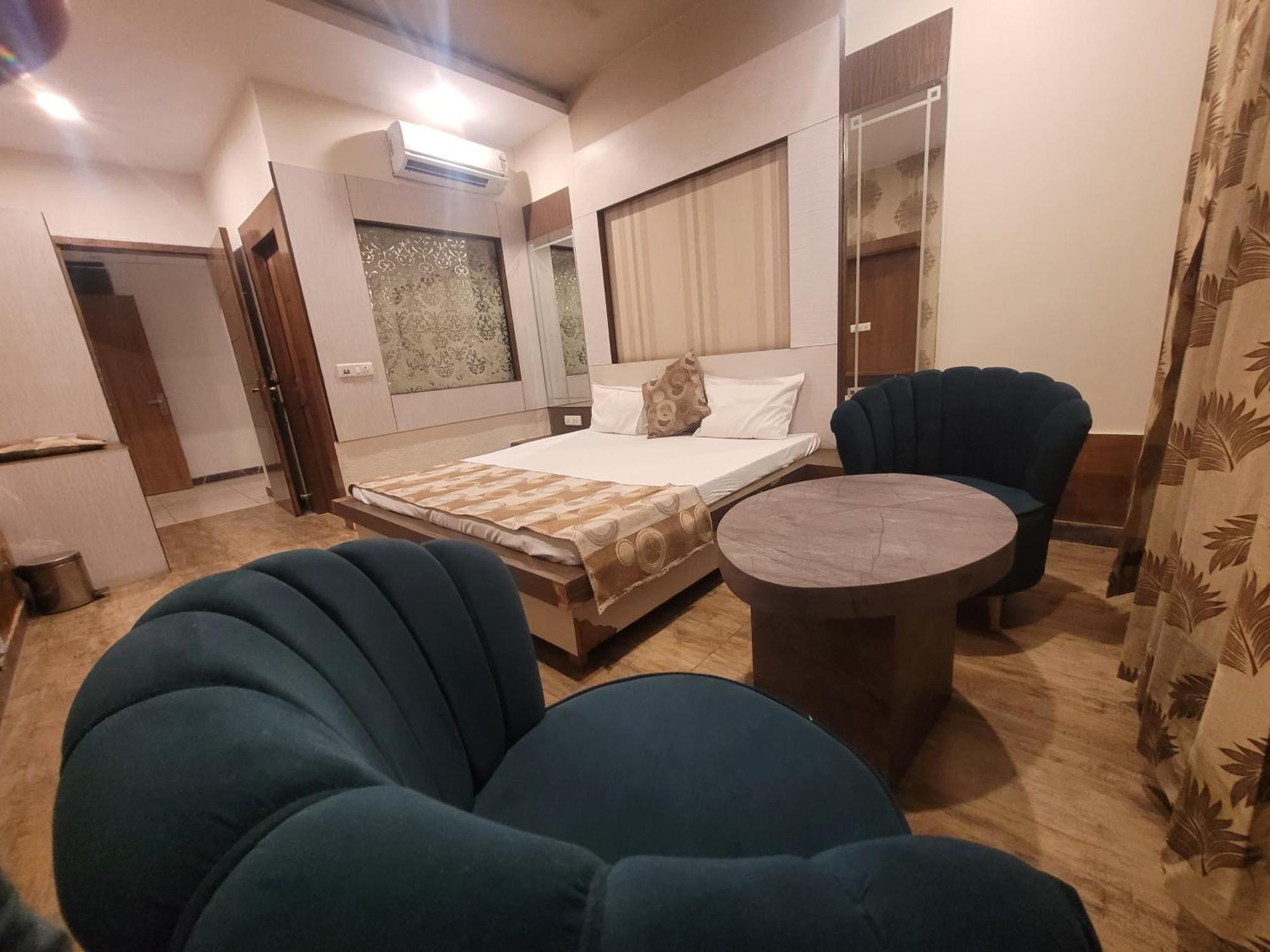 The Aura Grand Hotel & Banquet - A Unit Of Sitara Kollection Hotels Rohtak Екстериор снимка