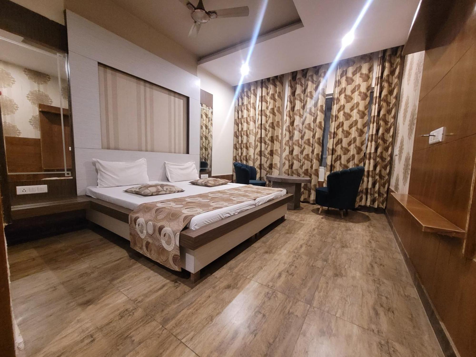 The Aura Grand Hotel & Banquet - A Unit Of Sitara Kollection Hotels Rohtak Екстериор снимка